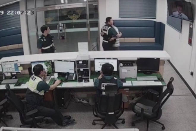 서병수 경위를 찾아온 손씨가 반갑게 서로 포옹을 하고 있다.(사진제공=부산경찰청)