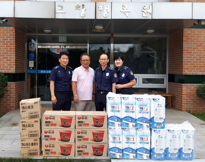 추석명절을 맞아 고창행복원에 위문금품을 전달하고 기념촬영.(사진제공=정읍교도소)