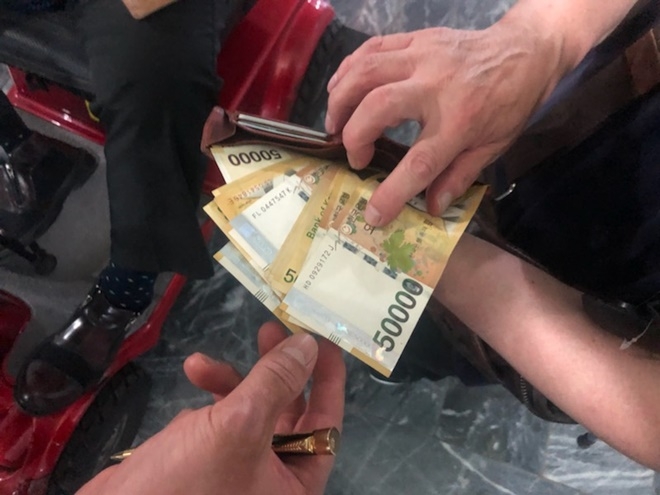 잃어비린 추석제수용품 구입비용을 신고 1시간만에 되찾아주고 있다.(사진제공=부산경찰청)