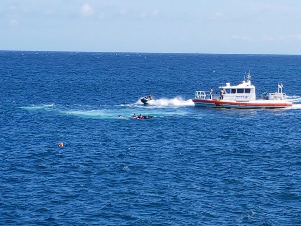 전복된 수상오토바이를 구조하고 있다.(사진제공=울산해양경찰서)