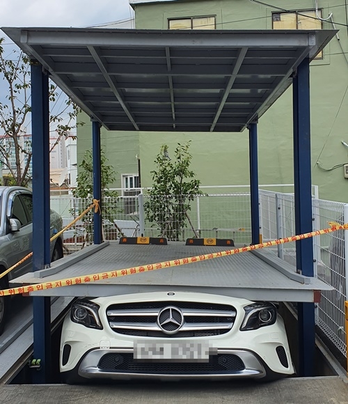 1,2층 파레트 사이에 끼여있는 벤츠차량.(사진제공=부산경찰청)