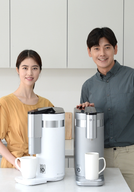 모델이 'LG 퓨리케어 상하좌우 정수기'를 소개하는 모습. 사진=LG전자