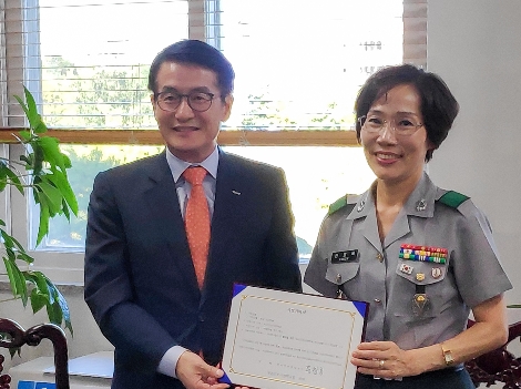 17일 오후 4시 국군간호사관학교에서 문창용 캠코(한국자산관리공사) 사장(사진 왼쪽)이 권명옥 국군간호사관학교장(사진 오른쪽)과 함께 기념촬영을 하고 있다. 사진=캠코