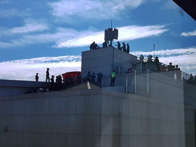 경찰이 울산시의회 옥상 고공농성중인 경동도사기스 여성노동자들을 강제 진압하고 있다.(사진제공=민주노총울산본부)