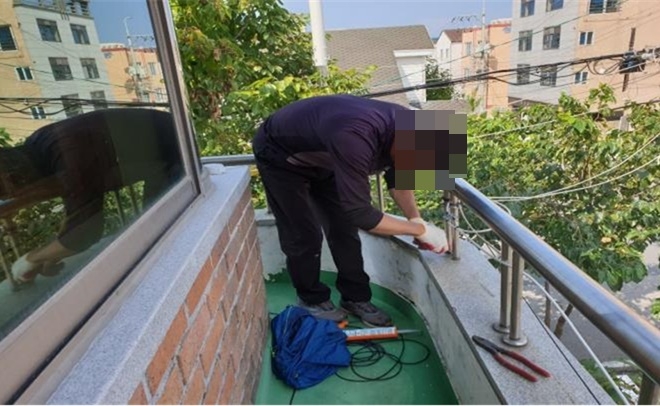 인터리어 기술을 가진 사회봉사대상자가 보육시설 안전난간을 손보고 있다.(사진제공=통영준법지원센터)