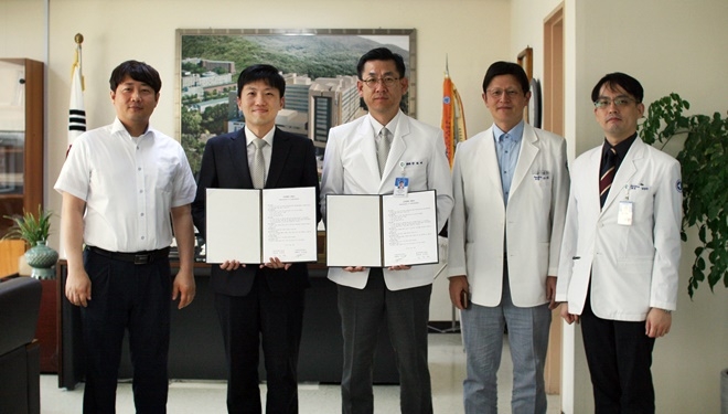 9월 18일 동아대학교병원과 의로 인공지능 연구 및 사업화를 위한 업무협약을 체결하고 기념촬영.(사진제공= AITRICS)