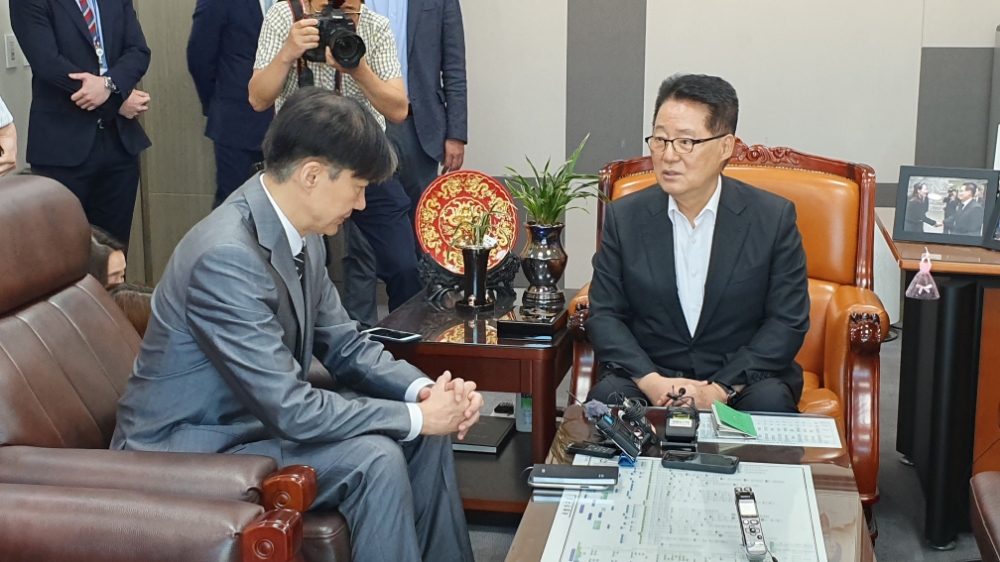 조국 법무부장관이 취임 인사차 박지원 의원을 예방해 환담을 나누고 있다.(사진제공=박지원의원실)