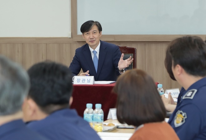 조국 법무부 장관이 20일 오후 의정부교도소에서 열린 직원 격려 간담회에서 의견을 나누고 있다.(사진제공=법무부)