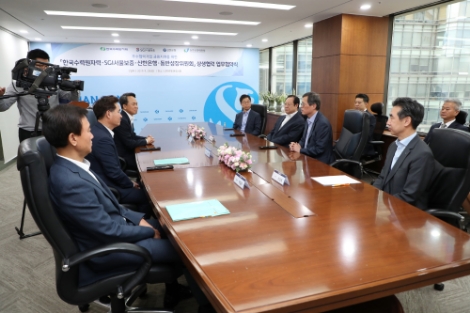 한국수력원자력이 동반성장위원회, 신한은행, SGI서울보증보험과 함께 협력업체 금융지원을 위한 업무협약을 체결했다. 사진=한수원