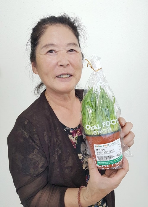 가정에서 쉽게 재배가능한 '보리새싹' 상품을 개발, 출시한 선바위로컬푸드 길정순 대표.(사진제공=선바위로컬푸드)