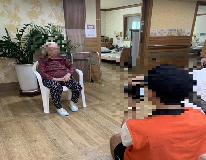 사진특기 사회봉사대상자가 어르신의 장수를 기원하며 사진촬영을 하고 있다.(사진제공=인천서부준법지원센터)
