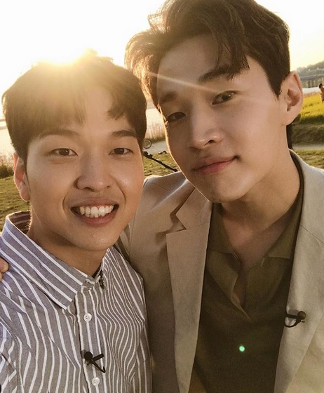 ‘유재필’이 이날 하루 집중적인 스포트라이트를 받고 있다 / 출처 에스엔에스