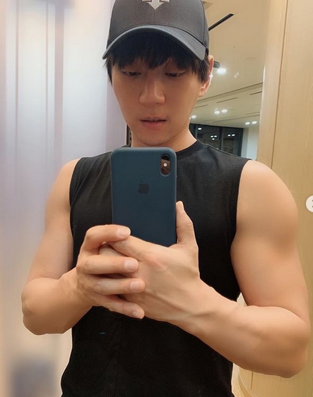 ‘황치열’이 이날 하루 대중들의 집중 스포트라이트를 받고 있다 / 출처 에스엔에스