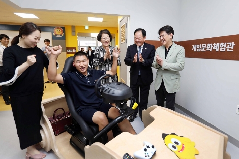 맨 오른쪽부터 넷마블문화재단 서장원 대표, 영동교육지원청 성경제 교육장, 충북특수교육원 신사호 원장, 제 33호 게임문화체험관 내 설치된 기기들을 체험하고 있다. 사진=넷마블