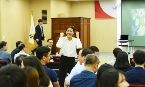 한국무역보험공사 임직원들이 지난 25일 종로 본사에서 열린 청렴연극 공연을 관람하고 있다. 사진=무보