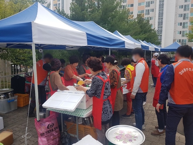 사회봉사대상자들이 행복한 동행행사를 돕고 있다.(사진제공=안동준법지원센터)
