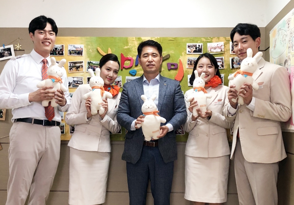 부산을 거점으로 비행임무를 하고 있는 제주항공 승무원들이 지난 26일 오후 한국백혈병소아암협회 희망다미웰니스 부산센터를 찾아 어린이들에게 직접 만든 애착인형을 전달하고, 즐거운 시간을 보냈다.(사진=제주항공)