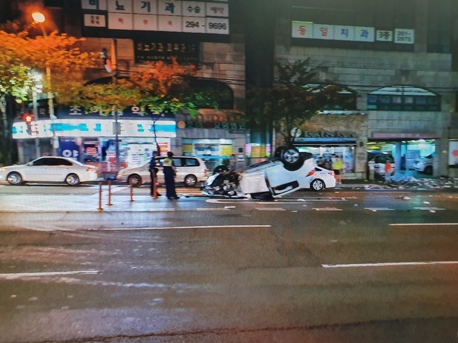 스포티지차량 전복사고 현장.(사진제공=부산경찰청)