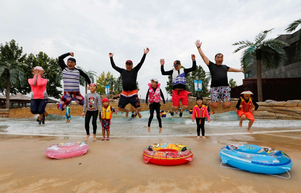 직원 가족들이 스파 시설에서 함께 물놀이를 하고 있다.(사진=대림산업)