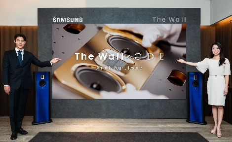 삼성전자 모델이 삼성전자 모듈형 디스플레이 146형 ‘더 월 럭셔리(The Wall Luxury)’와 스타인웨이 링돌프의 사운드 시스템인 ‘모델 O’를 소개하고 있다. 사진=삼성전자