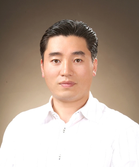 지난 12일 광주광역시 한 아파트 화재 현장에서 불길 피해 창틀에 매달려 있던 이웃을 구한 양만열(45)씨. 사진=LG