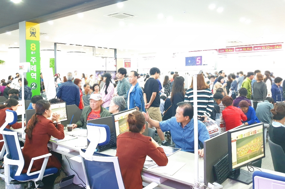 롯데건설 '주례 롯데캐슬 골드스마트' 견본주택에 방문한 인파.(사진= 롯데건설)