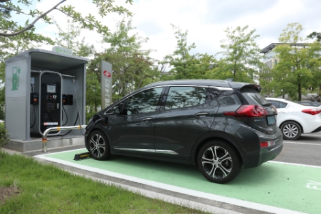 동서발전이 환경부와 협력해 본사 정문에 전기차 충전기를 설치했다. 사진=동서발전