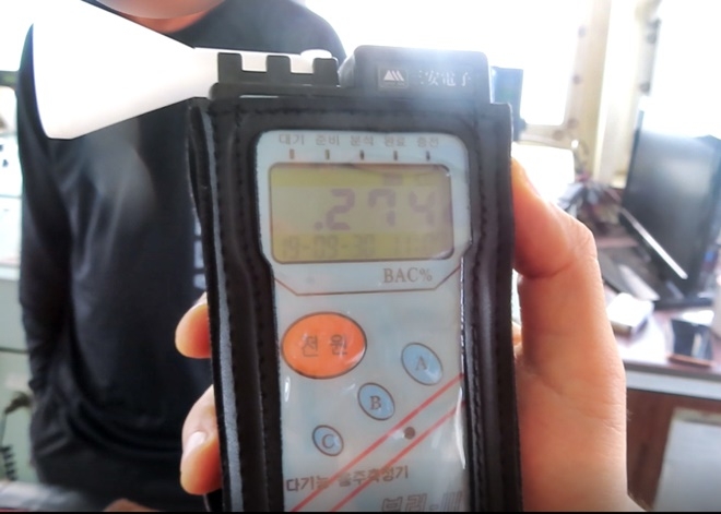 해경이 측정된 음주수치를 보여주고 있다.(사진제공=부산해양경찰서)