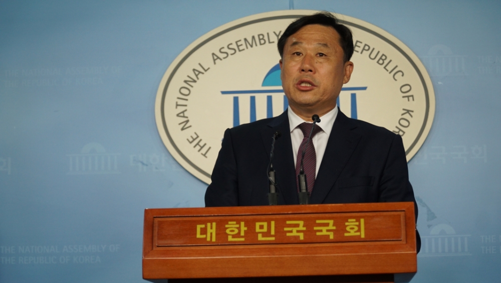 김종훈의원이 9월 30일 오후 국회정론관서 검찰대개혁을 위한 국민운동분부 구성 및 검찰수사 피해자 선언운동을 제안하는 기자회견을 열고 있다.(사진제공=김종훈의원실)