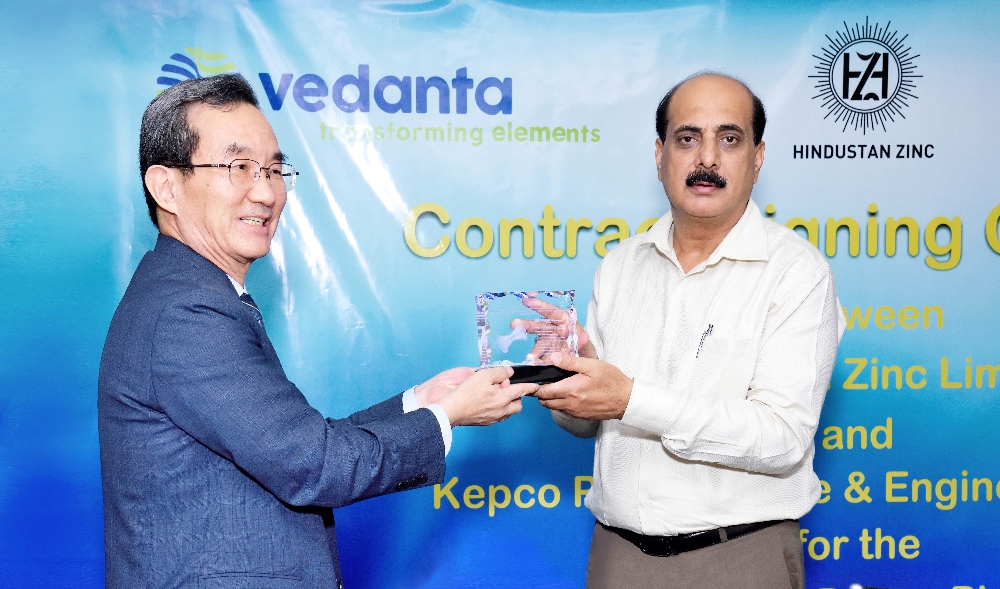 한전KPS 김범년 사장(사진 왼쪽)이 HZL사 Sunil Duggal 사장(사진 오른쪽)에게 기념패 전달 후 기념촬영을 하고 있다.(사진=한전KPS)