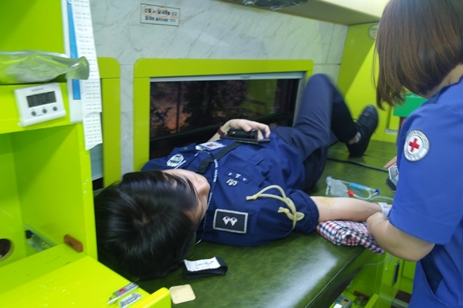 울산구치소 직원들이 헌혈에 동참하고 있다.(사진제공=울산구치소)