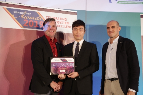 SK텔레콤 오영석 매니저(가운데)가 WBA 의장 데렉 피터슨(Derek Peterson, 왼쪽)과 WBA CEO 티아고 로드리게스(Tiago Rodrigues, 오른쪽)가 수상을 축하하고 있는 모습. 사진=SK텔레콤