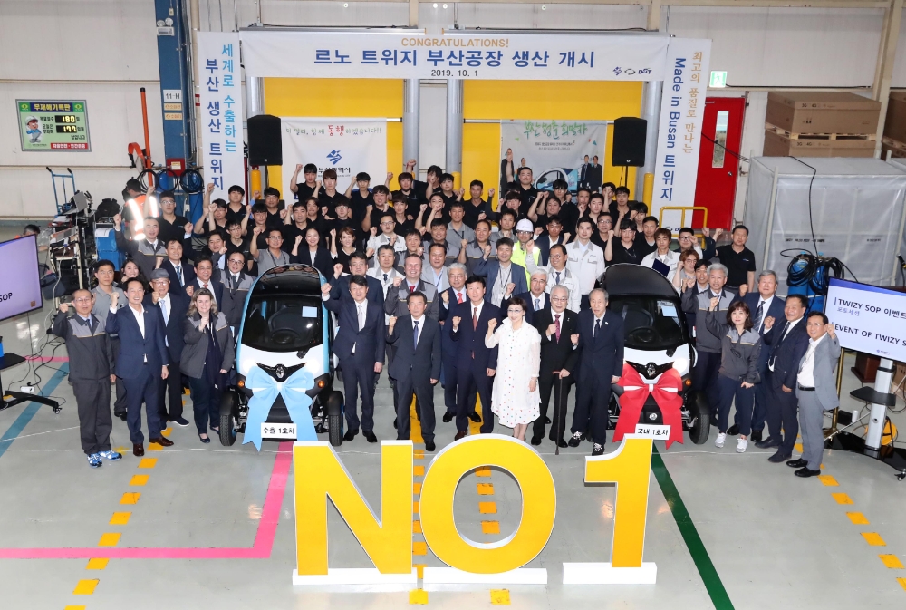 르노삼성자동차는 10월 1일 부산공장에서 초소형 전기차 트위지의 국내 생산 담당 업체 동신모텍과 함께 ‘트위지 부산 생산 기념식’을 개최했다.(사진=르노삼성자동차)