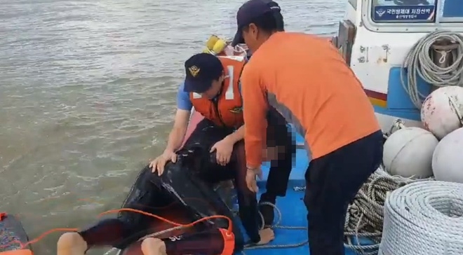 표류객을 구조하고 있다.(사진제공=울산해양경찰서)