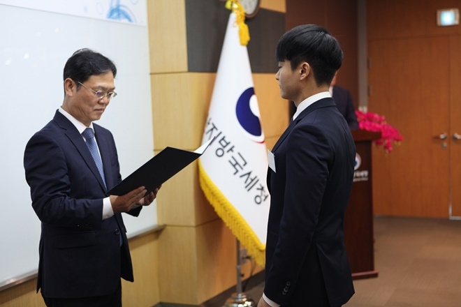이동신 부산국세청장이 임명장을 수여하고 있다.(사진제공=부산국세청)
