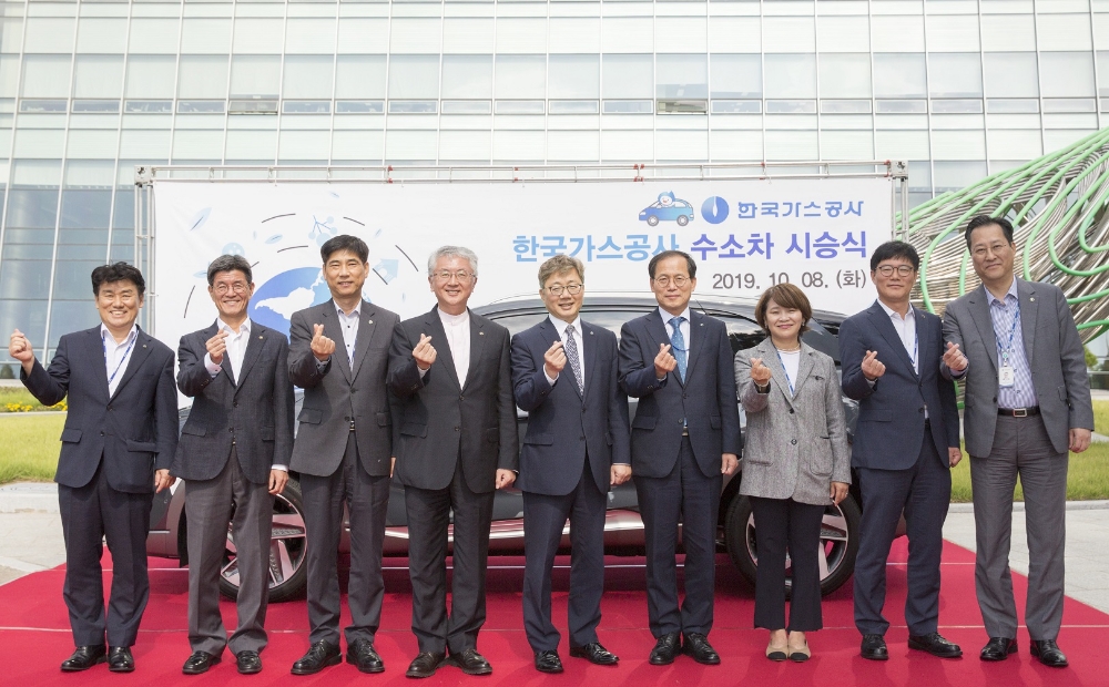 한국가스공사(사장 채희봉)가 8일 대구 본사에서 업무용 수소차 시승식을 가졌다.(사진=한국가스공사)