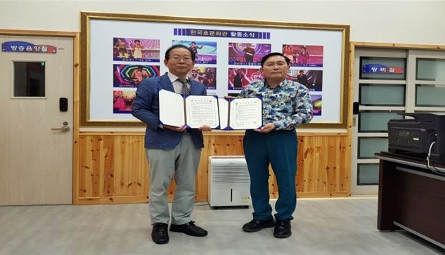 전국자원봉사연맹과의 업무협약서를 내보이며 기념촬영.(사진제공=서울준법지원센터)