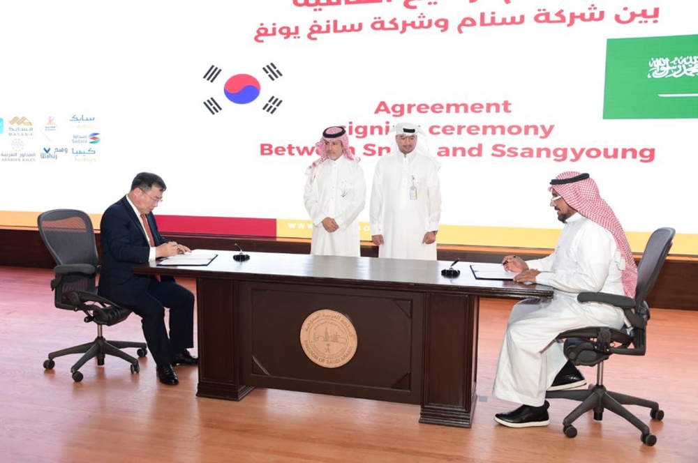 쌍용자동차 예병태 대표이사(왼쪽)와 SNAM의 파드 알도히시(Dr. Fahd S Aldohish) 대표 이사가 계약서에 서명하고 있다.(사진=쌍용자동차)