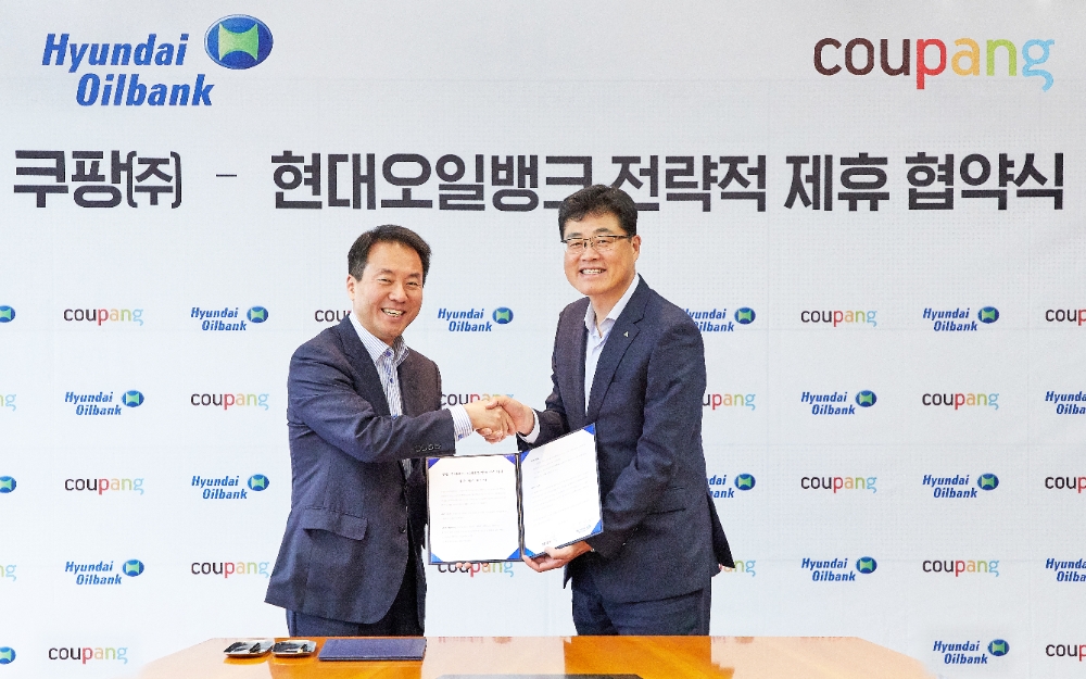 협약식에 참석한 고명주 쿠팡 대표이사(왼쪽)와 한환규 현대오일뱅크 영업본부장이 기념 촬영을 하고 있다.(사진=현대오일뱅크)