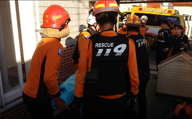 사하구조대가 119구급차량으로 옮기고 있다.(사진제공=부산사하소방서)