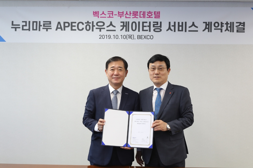 부산롯데호텔 김성한 대표이사(오른쪽)와 주식회사 벡스코 이태식 대표이사(왼쪽)가 기념사진을 촬영하고 있다.(사진=부산롯데호텔)