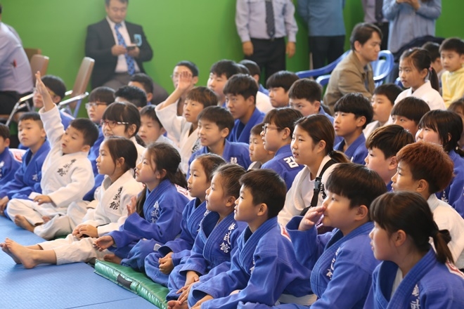 어린이 유도대화 경기를 관람하고 있다. (사진제공=부산구치소)