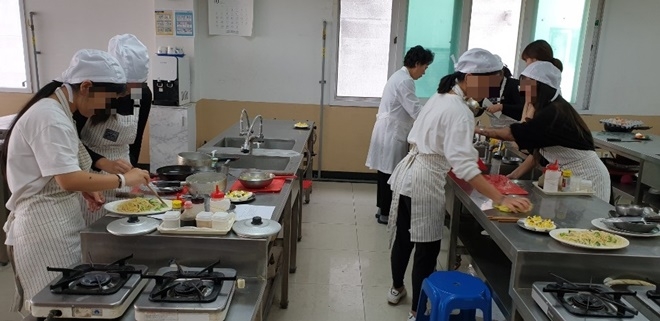 보호관찰청소년들이 직접 요리만들기를 체험하고 있다.(사진제공=거창준법지원센터)