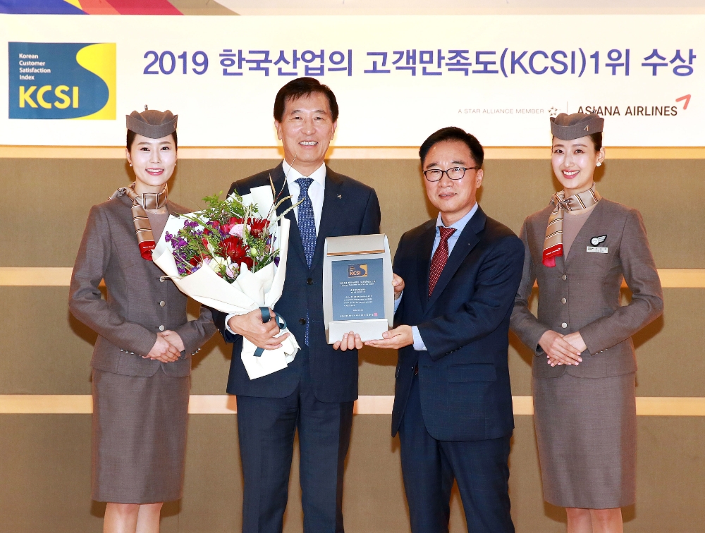 아시아나항공 한창수 사장(왼쪽 두번째)과 한국능률협회컨설팅 한수희 부사장(오른쪽 두번째)이 기념사진을 찍고 있다.(사진=아시아나항공)