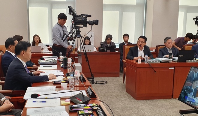 법무부 국정감사에서 질의하고 있는 박지원 의원.(사진제공=박지원의원실)