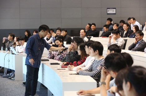 14일부터 3일간 서울 마곡 LG사이언스파크에서 진행된 'LG 컬처위크 2019' 기간 중 지식을 공유하는 LG TED에 임직원들이 참여하고 있는 모습. 사진=LG