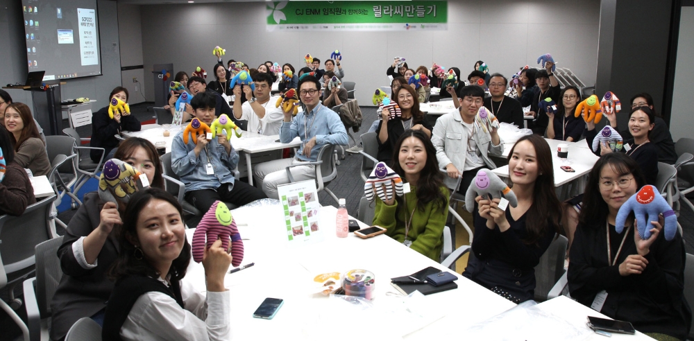 CJ ENM “헌 옷으로 만든 고릴라로 환경 보호하고 소외계층 도와요”