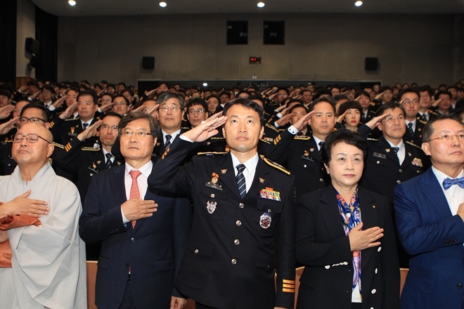 제74주년 경찰의 날 기념식에서 국민의례를 하고 있다.(사진제공=대구경찰청)