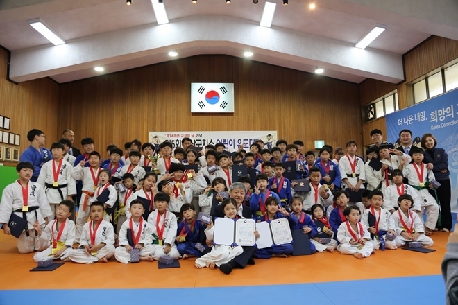 어린이 유도대회 참석자들과 기념촬영.(사진제공=부산구치소)