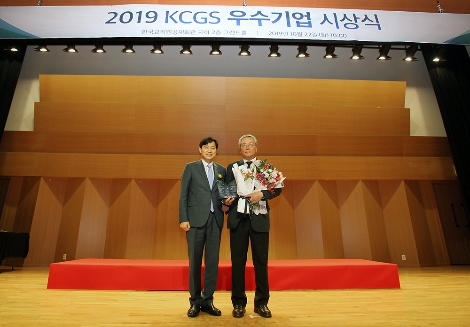 한국예탁결제원 이병래 사장(왼쪽)과 GS홈쇼핑 대외.미디어본부 조성구 전무(오른쪽)가 기념사진을 촬영하고 있는 모습. 사진=GS홈쇼핑